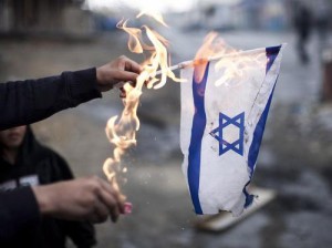 Spiel mit dem Feuer: Wenn der Protest gegen die Politik Israels plötzlich in Antisemitismus kippt. Im Bild: Verbrennung einer israelischen Flagge an einer propalästinensischen Demonstration im Rahmen des Konflikts in Gaza (PD).