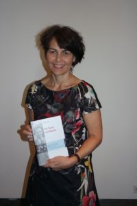 Autorin Hannah Einhaus während der Vernissage ihres Buches über den Anwalt Brunschvig. (Foto: Tomczak)