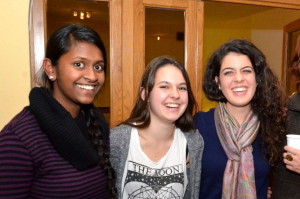 Für Schweizer Jugendliche ist Religionsvielfalt Alltag. Junge Frauen bei einem interreligiösen Treffen in der Moschee in Emmenbrücke. (Foto: Benno Bühlmann