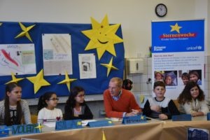 Unicef-Botschafter und Moderator Kurt Aeschbacher mit Kindern der Klasse 4 (Fotos: Unicef/Buffat