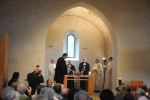 Pfarrer Roland Diethelf bereitet das Abendmahl vor.