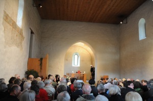 Kirche ist voll. Laut SRF sind es ca. 150 Menschen gekommen.