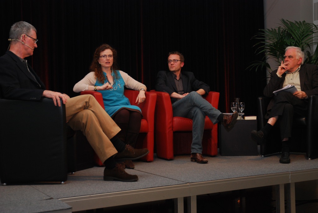 Urs Meier, Yasmina El Sombati, Adrian Portmann und Hans Wiprächtiger diskutieren über Religion und die Freiheit der Kunst. Foto: Wolf Südbeck-Baur