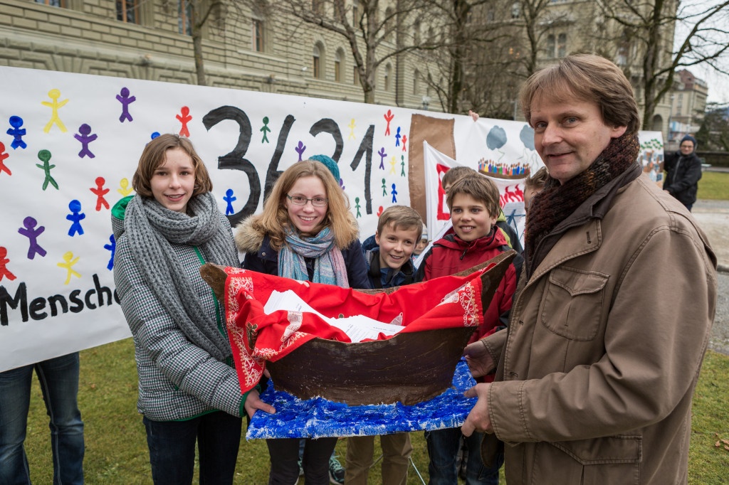Mit 3621 Unterschriften bitten Thuner Kinder den Bundesrat, mehr Flüchtlinge aufzunehmen. Im Bild rechts Pressesprecher Guido Balmer, der anstelle von Bundesrätin Simonetta Sommaruga die Petition entgegen nahm.  (Foto: Jonathan Liechti) (Foto: Jonathan Liechti)