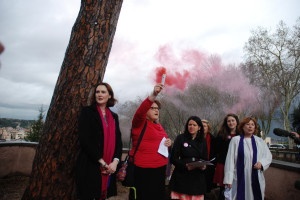 Frauen demonstrieren in Rom für den Zugang zum Priesteramt.   Foto: Wolf Südbeck-Baur