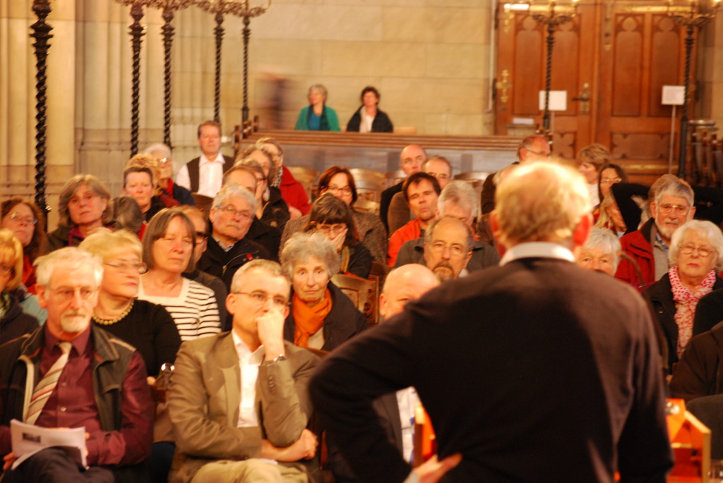 Für eine Zukunft ohne Atomenergie: Jürg Stöcklin begrüsst die Zuhörerschaft in der Offene Kirche Basel.