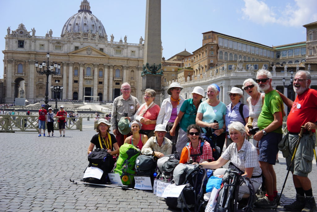 Die Schweizer Pilgerinnen für eine stärkere Rolle der Frauen auf dem Petersplatz (Foto: Vera Rütimann)