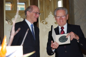 Neu ist Hans Küng Ehrenpräsident der Herbert Haag-Stiftung. Nachfolger Erwin Koller überreichte ihm die Medaille der Stiftung.   Fotos: Wolf Südbeck-Baur