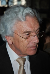 Leo Karrer: "Die klerikale Hierarchie und die geschichtlich gewachsene Sozialgestalt der Kirche sind sakralisiert worden: heilige Kirche, Heiliger Vater, Heiliger Stuhl, göttliches Recht..."