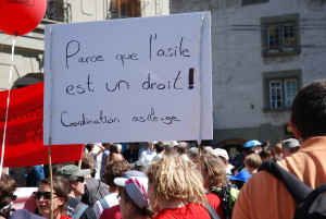 "Asyl ist ein Grundrecht" heisst es auf dem Transparent aus Genf.