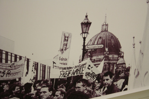 DDR-Bürger demonstrieren am 4. November 1989 in Berlin. (Bild: Flickr)