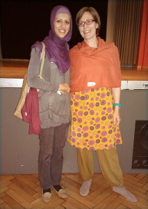 Nuran Serifi (Schiitin, li) und Mariann Halasy-Nagy Luratni (Sunnitin) leiteten am Begegnungstag für Frauen verschiedener religiöser Traditionen einen Workshop. (Foto: Esther Gisler Fischer)