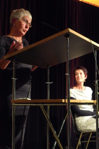 Preisträgerin Luise Metzler und Doris Strahm während der Verleihung des Marga Bührig-Preises (Fotos: Esther R. Suter)