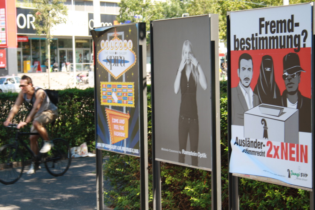 Dass Flüchtlinge propagandistisch vor den Karren rechtsnationaler Kreise gespannt werden, hat historische Dimensionen: Von den Bolschewiken und Juden über die Südländer zur Schwarzenbachzeit, die Tamilen in den Achtzigern und Menschen aus Ex-Jugoslawien in den Neunzigerjahren bis hin zu «den Moslems» nach 2001 und den Eritreern von heute dienten Flüchtlinge und Einwanderer oder «Fremde» ganz allgemein als Mittel erster Wahl für die rechtspopulitische Propaganda – nicht nur, aber auch in der Schweiz. Die Feindbilder sind austauschbar. Die «Argumente» bleiben die gleichen. Nur scheint der Ton sich verschärft und der Wahlkampf eine neue Dimension an Menschenverachtung und Respektlosigkeit erreicht zu haben. Oder täuscht der Eindruck? Der aufbruch hat die Historiker Georg Kreis, Jakob Tanner und Josef Lang zum Thema befragt. Stefan Frey erläutert, wie er die Situation aus Sicht der Schweizerischen Flüchtlingshilfe SHF beurteilt. (Foto: Südbeck-Baur)