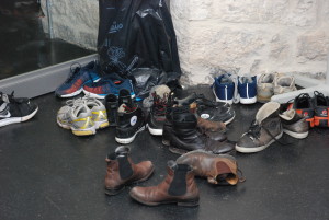 Schuhe vor dem ehemaligen Schlafraum der inzwischen verhafteten Asylsuchenden. (Foto: Südbeck-Baur)