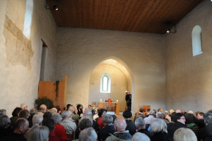 Kirche ist voll. Laut SRF sind es ca. 150 Menschen gekommen.