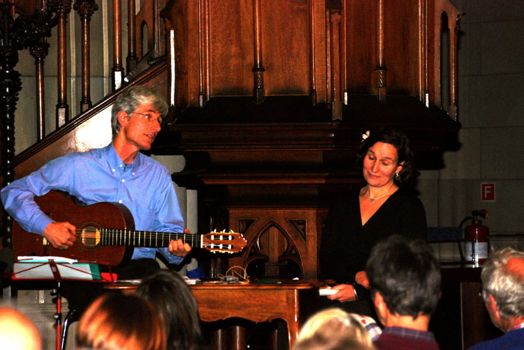 Piero Dillena und Arlette Schnyder während des Mani Matter-Konzerts in der Offenen Kirche Elisabethen (Foto: Wolf Südbeck-Baur)