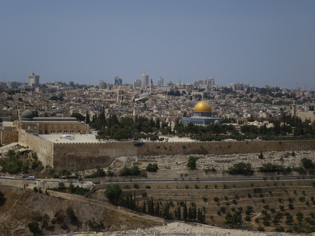 Mitte September feierte die israelische Bevölkerung in Jerusalem den Beginn des neuen Jahres. Damit begannen auch die Unruhen auf dem Tempelberg, in der Al-Aqsa-Moschee, und in der Altstadt. „Es wird Krieg geben“, prophezeite der Palästinenser Abu Hassan. Ein Augenschein in Jerusalem kurz vor Ausbruch der jüngsten Unruhen (Fotos: Luisa Grünenfelder)
