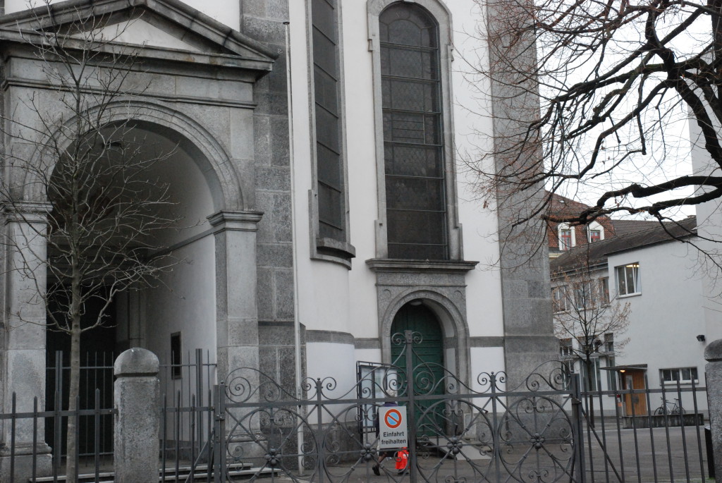 Die Basler Pfarrei St. Josef mit dem Pfarreiheim rechts im Hintergrund (Foto: Wolf Südbeck-Baur)